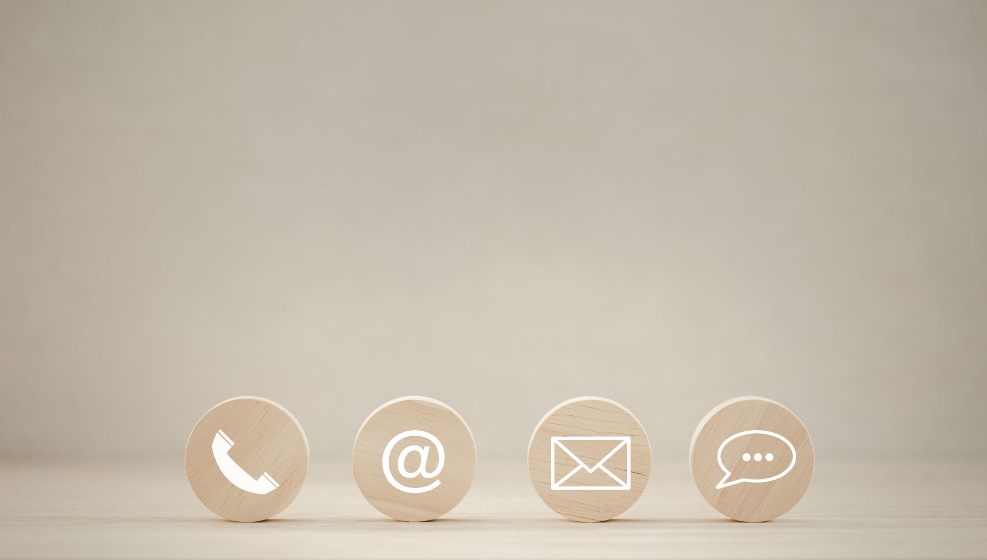 Holz-Icons mit Symbolen für Telefon, E-Mail, Nachricht und Chat