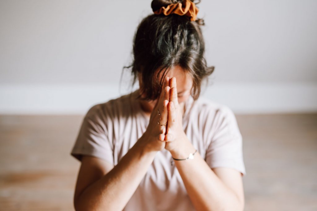 Yogalehrerin Helena Gnaase in stiller Gebetshaltung mit geschlossenen Augen – Achtsamkeit und Verbundenheit