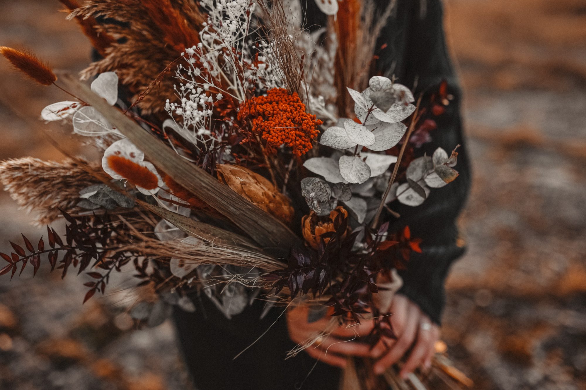 Stimmungsvoller Trockenblumenstrauß in warmen Naturtönen – Symbol für Rückzug, Winterruhe und bewussten Jahresausklang beim Rauhnächte-Workshop mit Helena Gnaase