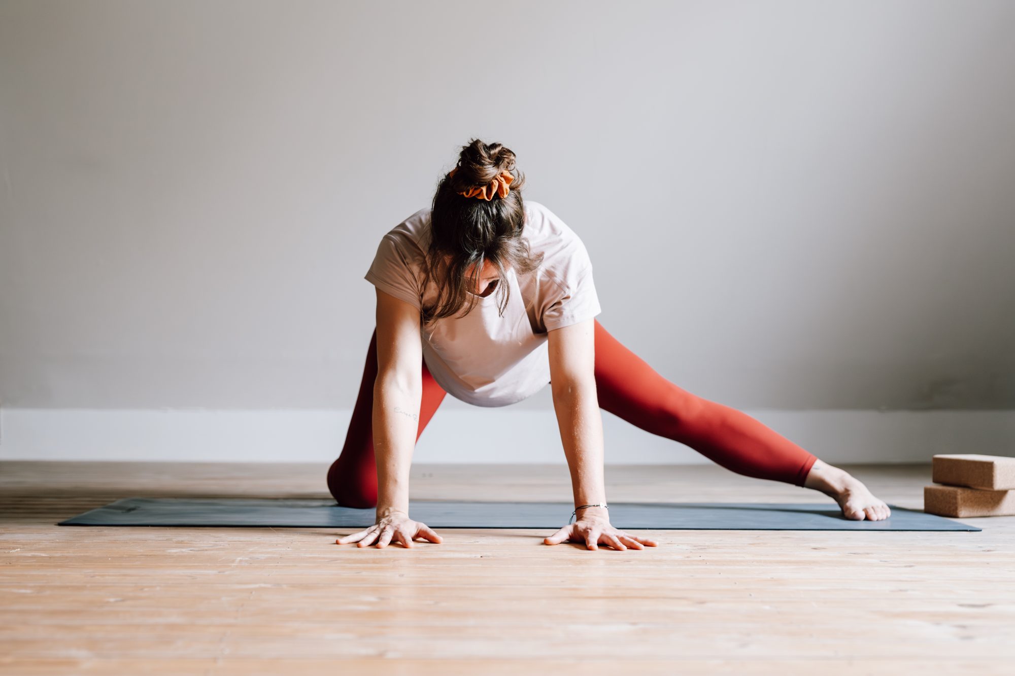 Präventive Yogapraxis mit Fokus auf Stabilität, Bewegungsqualität und Körperwahrnehmung