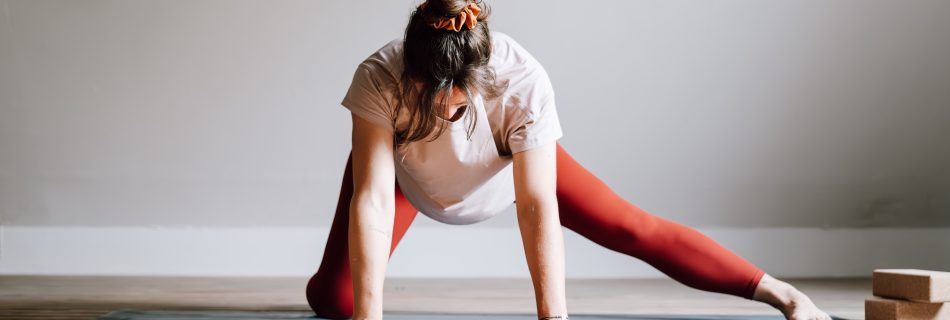 Präventive Yogapraxis mit Fokus auf Stabilität, Bewegungsqualität und Körperwahrnehmung